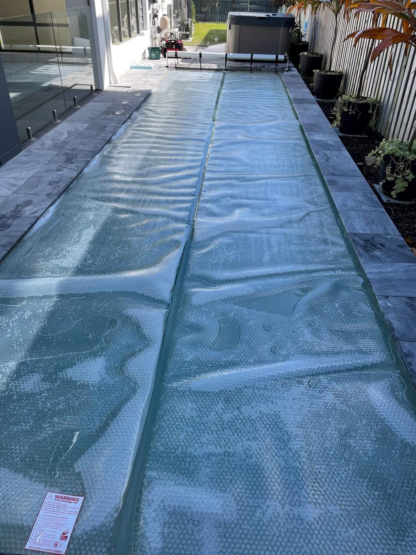 Clear bubble pool cover